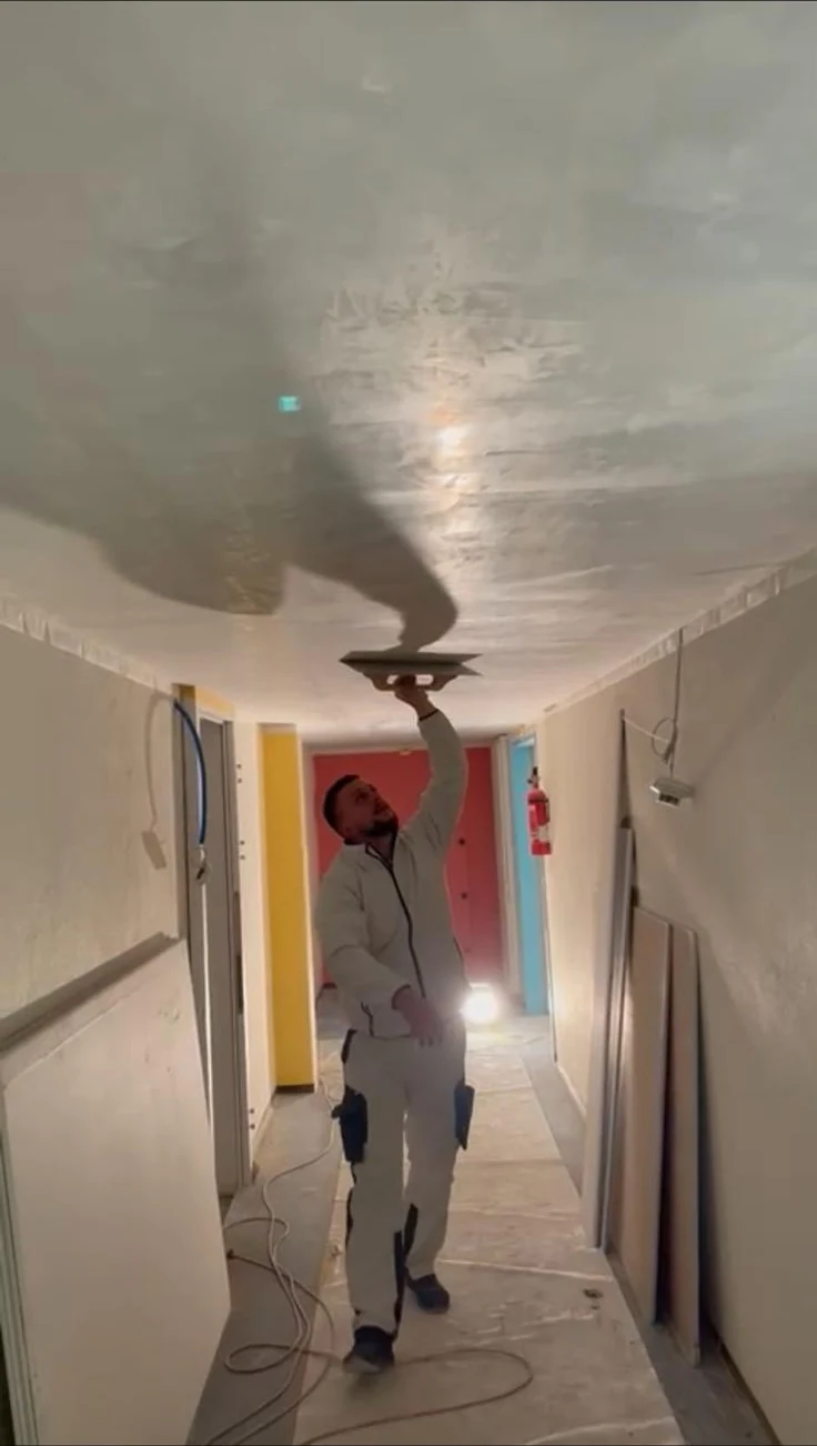 Handwerker beim Bearbeiten einer Decke