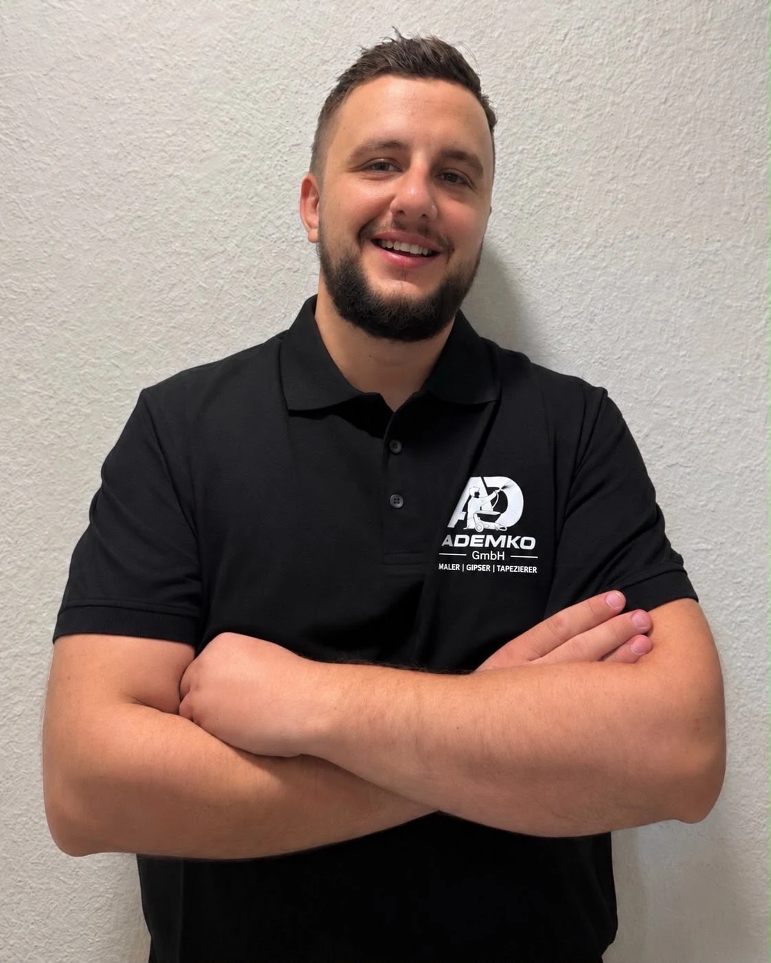 Originalporträt von ADEMKO im Firmenpoloshirt